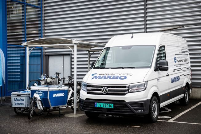 Maxbo-Elbil som står parkert