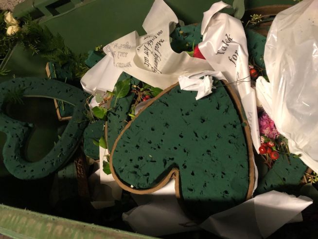 Tradisjonelt sorgbinderi med plast og ståltråd