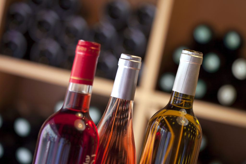 Vinflasker i vinkjeller