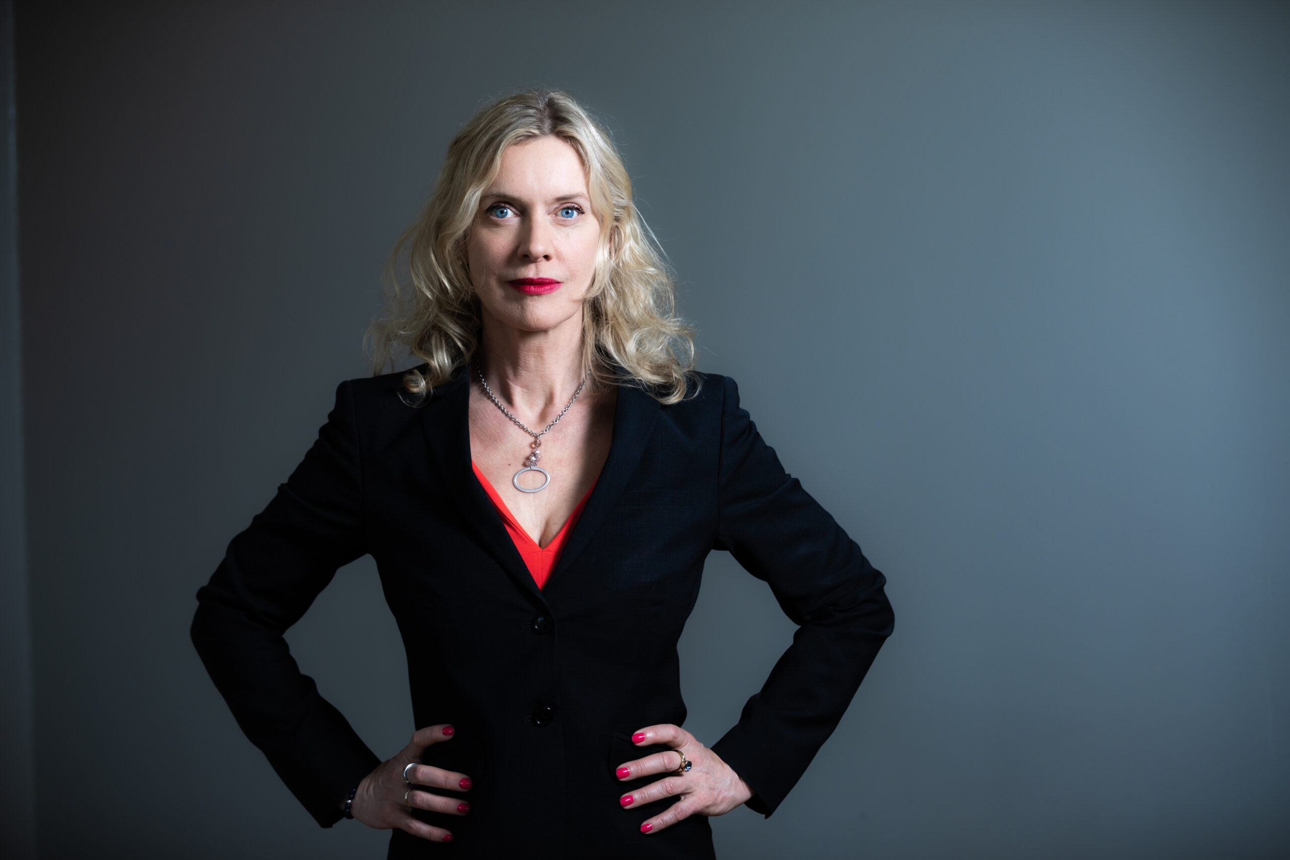 Profilbilde av adm.dir Ann-Kristin Ytreberg så ser alvorlig og med armene til siden